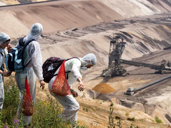 Ab zum Bagger: Aktivisten steigen in den Tagebau Garzweiler hinab.