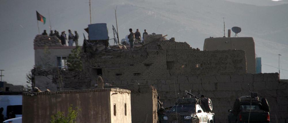 Afghanische Sicherheitskräfte inspizieren nach dem Angriff das Gefängnis. 