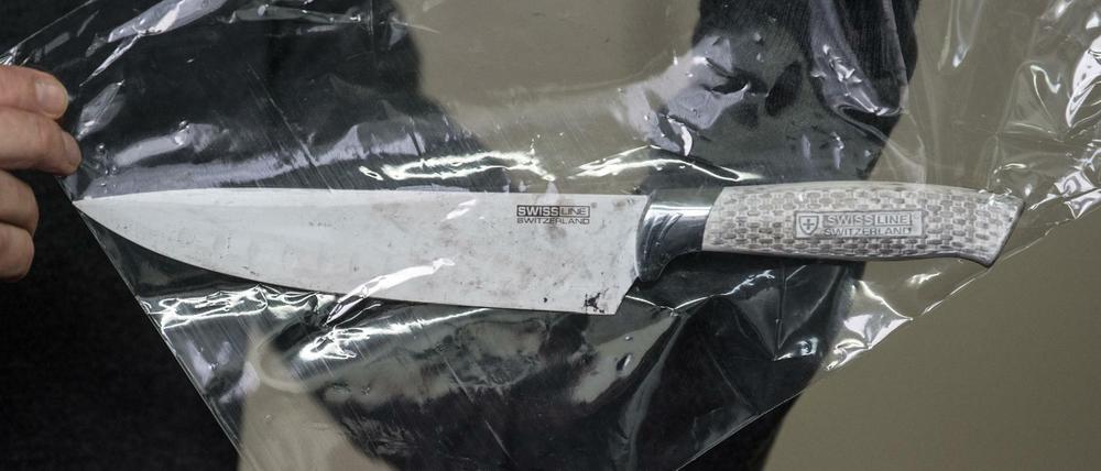 Eine Plastiktüte mit einem Messer, das als Beweisstück sichergestellt wurde. 
