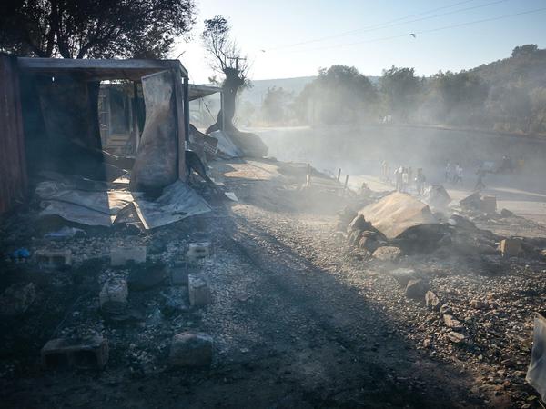 Nach dem Brand im Flüchtlingslager Moria wurden mehr als 12.000 Migranten evakuiert und von der Polizei auf einer Straße bewacht.