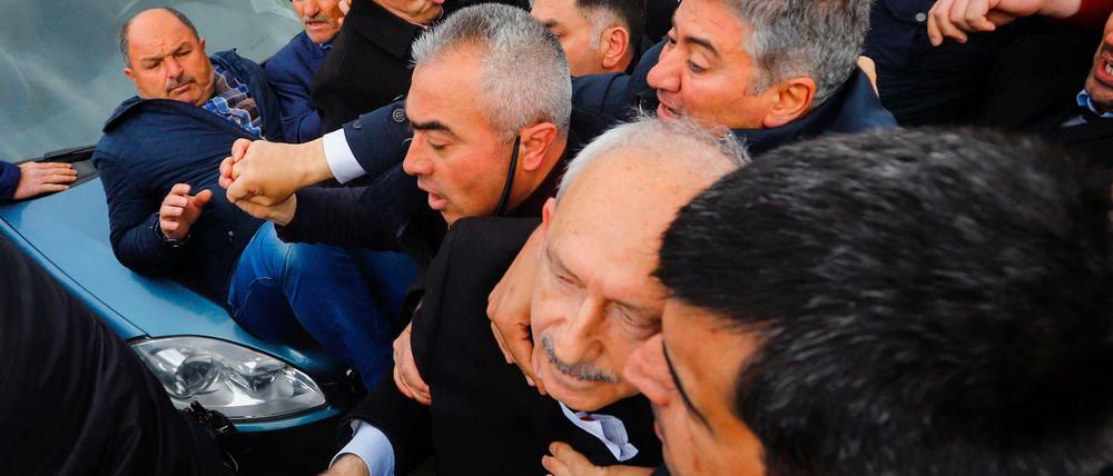 Kemal Kılıçdaroğlu (2. v.r.) wurde bei einer Trauerfeier attackiert.