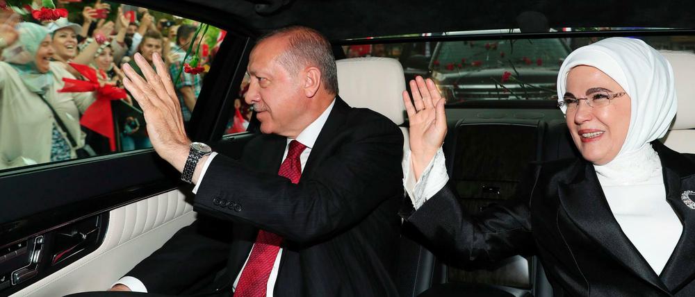 Recep Tayyip Erdogan mit seiner Frau Emine am Montag bei der Ankunft am Parlament. 