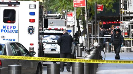 Ein Mitglied des Bombenentschärfer-Teamskommt aus dem Gebäude von Time Warner, nachdem es dort einen verdächtigen Fund gab.
