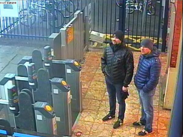 Ruslans Boshirov (links) und Alexander Petrov am Tag vor der Tat auf dem Bahnhof in Salisbury. 