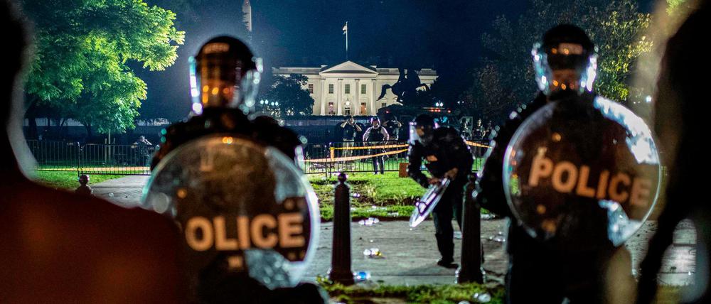 Demonstranten stehen vor dem Weißen Haus der Polizei gegenüber.