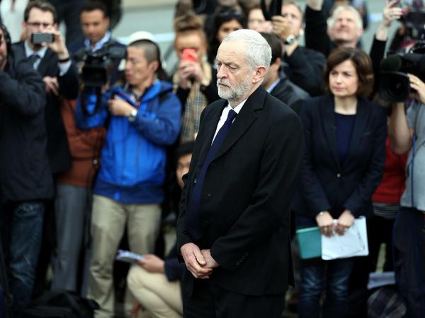 Labour-Chef Jeremy Corbyn zeigte sich Betroffen vom Mord an seiner jungen Kollegin.