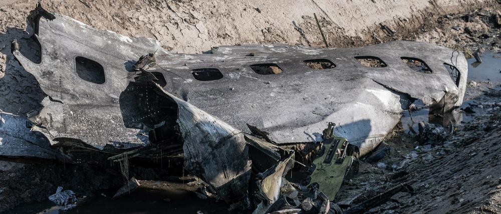 Ein Stück Flugzeugrumpf der Maschine, die kurz nach dem Start nahe Teheran abstürzte.