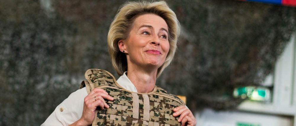 Die Zeit der Splitterschutzwesten ist vorbei, Verteidigungsminister Ursula von der Leyen tritt vom Amt zurück. 