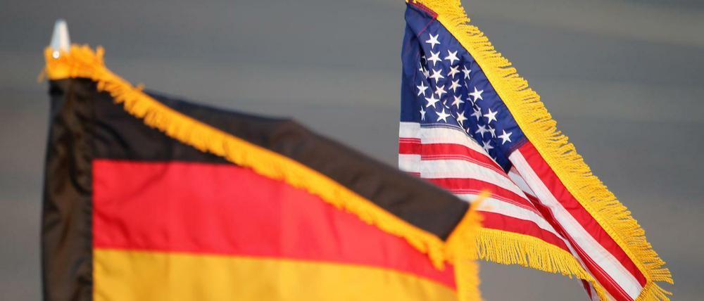 Die deutsche und die US-Flagge auf einer Limousine. 