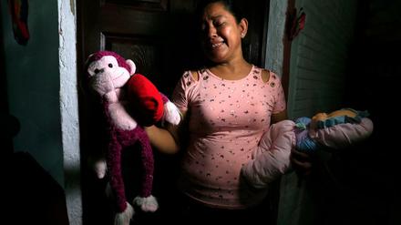 Die Trauer einer Mutter und Großmutter: Rosa Ramirez hat ihren Sohn und ihre Enkelin verloren, beide ertranken im Grenzfluss Rio Grande.