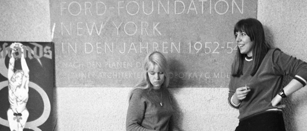 Studentinnen 1968 im Henry-Ford-Bau der FU Berlin