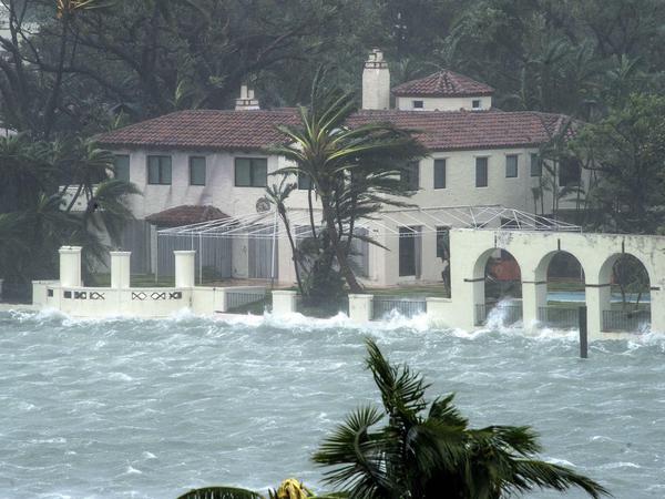 "Irma" traf am Sonntag auf Miami Beach.