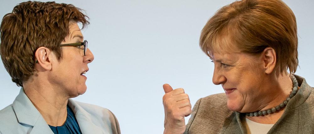Annegret Kramp-Karrenbauer, Bundesministerin der Verteidigung und CDU-Bundesvorsitzende spricht mit Bundeskanzlerin Angela Merkel (CDU), vor Beginn der Sitzung des CDU Bundesvorstans vor dem CDU-Bundesparteitag die Veranstaltungshalle.