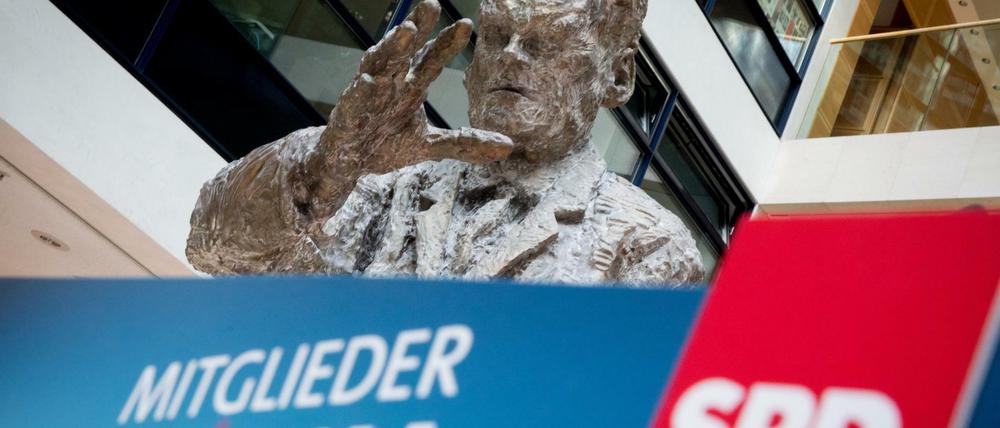 Die Statue von Willy Brandt ist hinter einem Rednerpult mit der Aufschrift "Mitgliedervotum" in der SPD-Parteizentrale zu sehen.