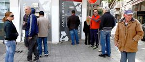Nikosia: Bankkunden stehen vor den Geldautomaten einer geschlossenen Filiale, um Geld abzuheben. Voraussichtlich am Donnerstag werden die Banken wieder öffnen.
