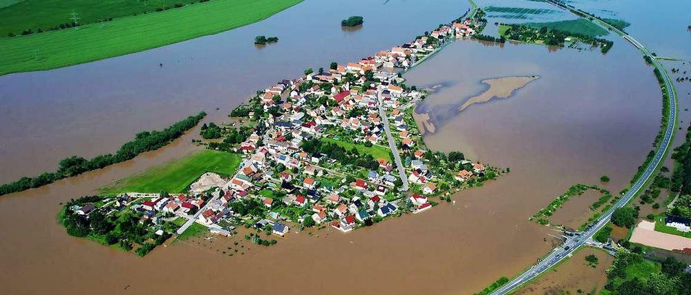 Eine Ansiedlung in der Nähe von Riesa. Sollte den Flüssen mehr Raum gegeben und bedrohte Ortschaften aufgegeben werden?