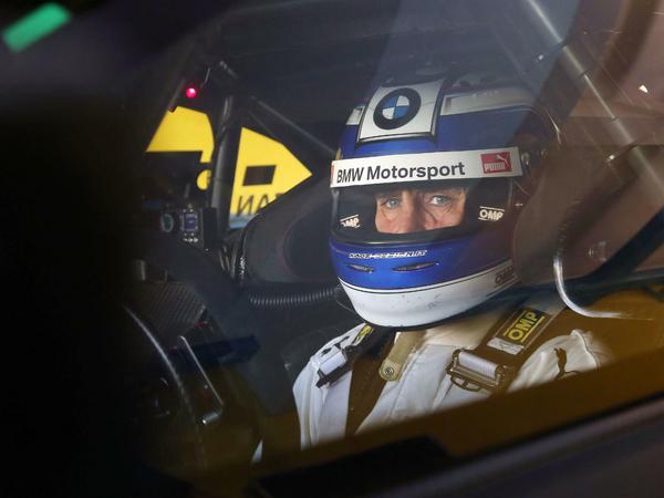 Rennfieber. Am 24. August 2018 sitzt Alessandro Zanardi in einem umgebauten BMW, mit dem er als Gastfahrer beim Nachtrennen der DTM im italienischen Misano teilnimmt.