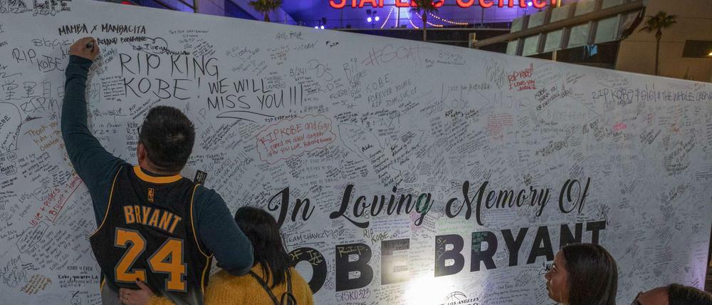Vor dem Staples Center in Los Angeles trauern seit Sonntag viele Menschen um Kobe Bryant.
