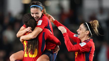 Spaniens Frauen feiern den größten Sieg in ihrer Fußballhistorie.