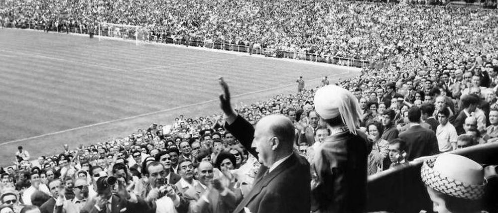 Das politische Finale. Spaniens Staatschef Francisco Franco grüßt das Publikum im Bernabeu-Stadion. 