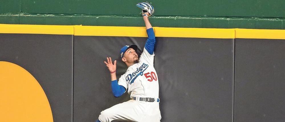 Den hat er. Mookie Betts ist einer der Stars bei den LA Dodgers. Mit diesem spektakulären Catch verhindert der Outfielder hier einen gegnerischen Homerun. 