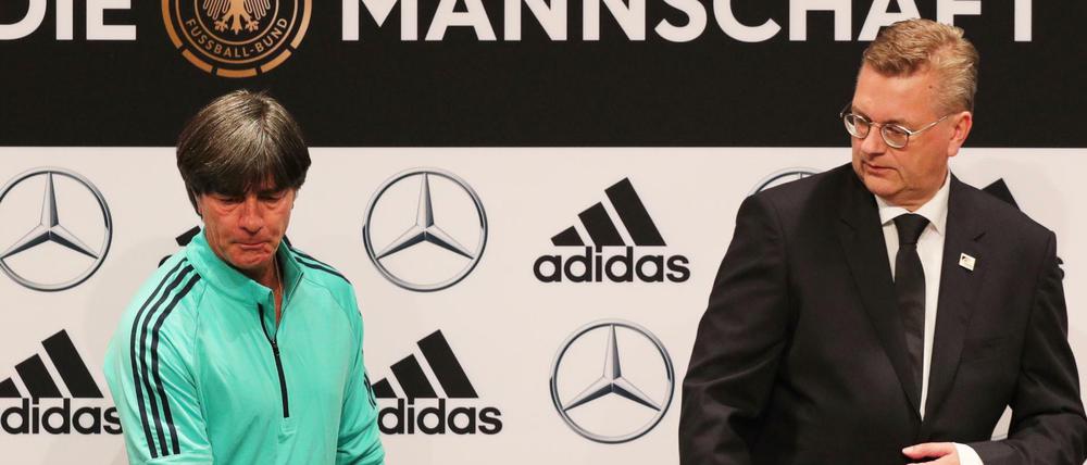 DFB-Präsident Reinhard Grindel (r) und Bundestrainer Joachim Löw stehen nach dem Rücktritt von Mesut Özil unter Erklärungsdruck.