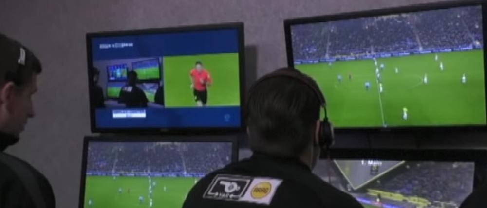 Anspannung vor den Bildschirmen: Der Videoassistent wies den Schiedsrichter auf ein Foulspiel hin.