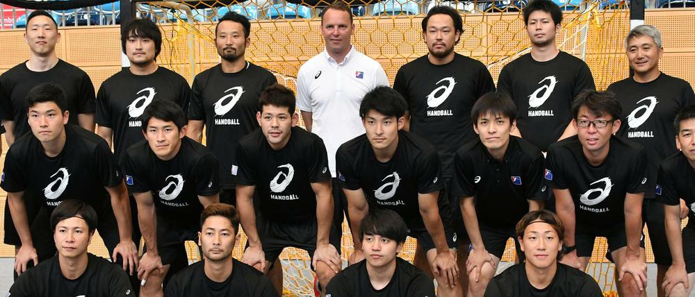Sticht heraus. Dagur Sigurdsson (oben, Mitte) trainiert derzeit Japans Handballspieler.