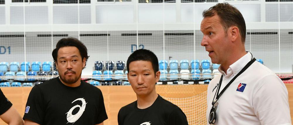 Kommandogeber. Dagur Sigurdsson spricht in der Potsdamer MBS Arena - inzwischen zu seinen japanischen Spielern.