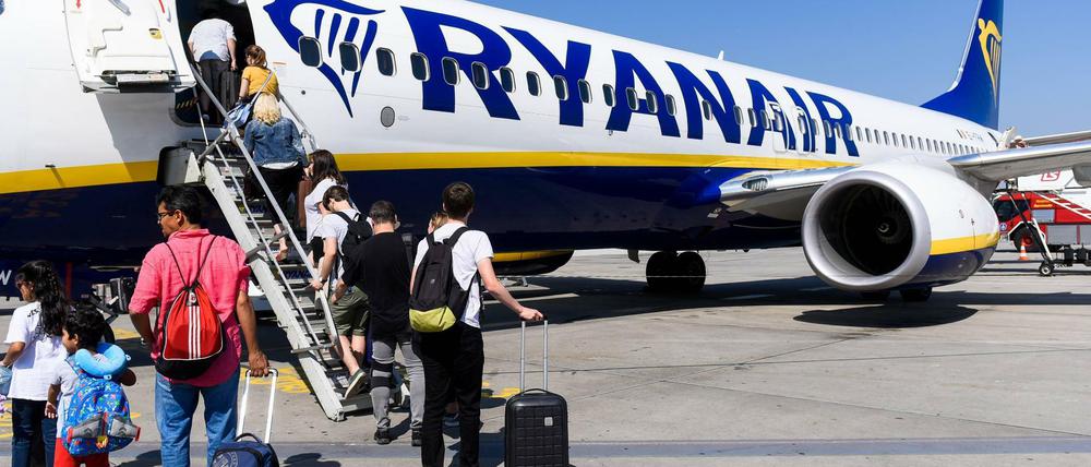 Mit dem Rollkoffer an Bord: Künftig gelten strengere Handgepäckregeln bei Ryanair.