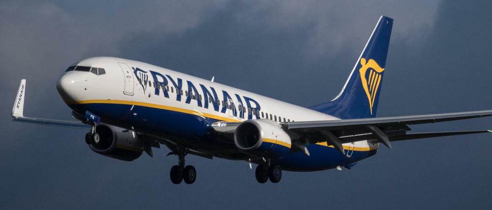 Eine Maschine des irischen Billigfliegers Ryanair beim Landeanflug in Frankfurt am Main.