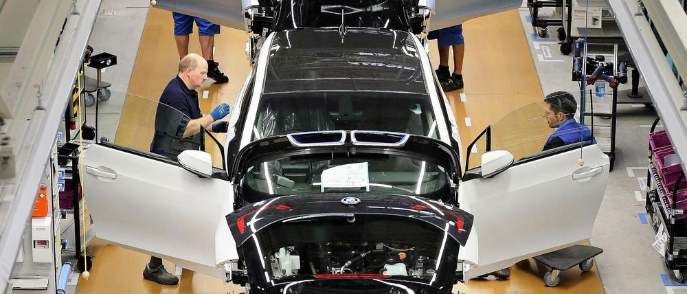 BMW-Mitarbeiter in der Produktion des Elektroautos i3.