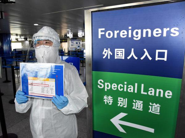 Reisen in Zeiten von Corona: In China müssen Fluggäste Ankunftskarten ausfüllen.