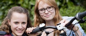 Alina Räther und Mareike Töbeck aus Kiel überzeugten mit ihrem Test von Fahrradklingeln die Jury.