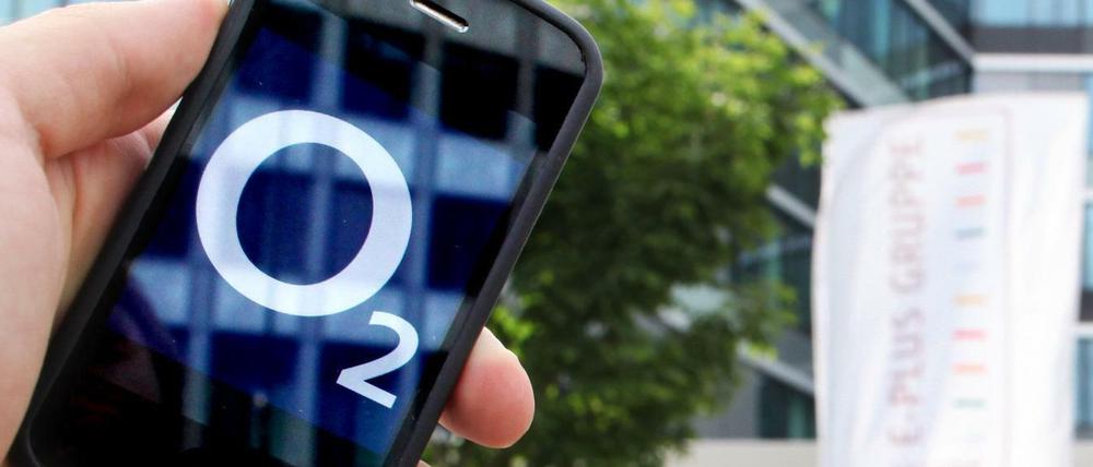 Ein Smartphone mit dem Logo des Telekommunikationskonzern O2. 