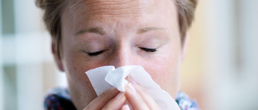 Erkältungszeit im Büro: Wer krank ist, sollte grundsätzlich zu Hause bleiben.