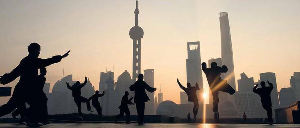 In Fernost Gelassenheit lernen. Vielleicht machen bald auch deutsche Gründer ihre Morgenübungen vor der Skyline des Finanzviertels Lujiazui in Shanghai.