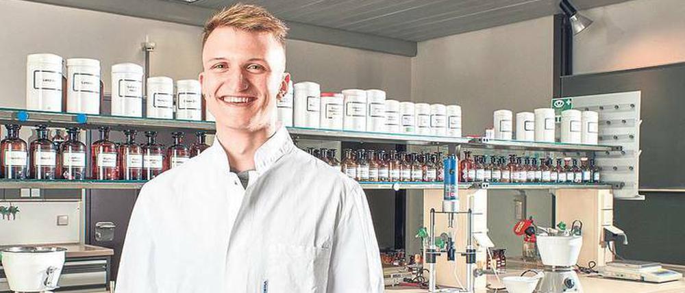 Einsatzort Apotheke. Eric Thiel wird beim Lette Verein Berlin Pharmazeutisch-technischer Assistent.
