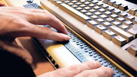 Computertastaturen mit Brailleschrift oder Screenreader, die Mails vorlesen: Das sind Beispiele dafür, wie in Unternehmen alle mitreden können.