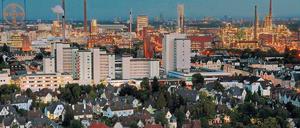 Der Chemie-Park des Bayer-Konzerns hinter der Leverkusener Innenstadt und der alten Werkssiedlung (vorne) - Umnutzung gilt als Königsweg beim Klimaschutz.
