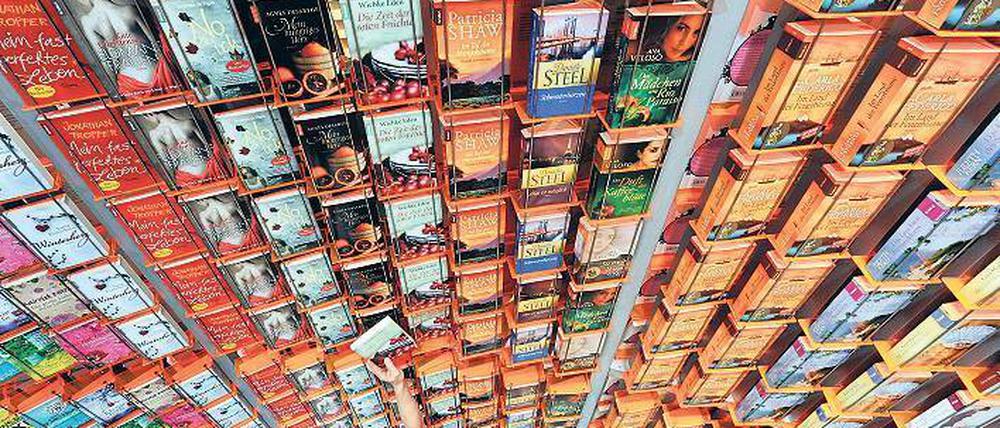 Titeljagd. Die Frankfurter Buchmesse wäre ein Ort, wo Literaturbegeisterte schon mal Praxiserfahrung sammeln können – als Vorbereitung für den Studiengang „Angewandte Literaturwissenschaft“, der Philologen zu Literaturagenten oder Lektoren ausbildet. Foto: dpa