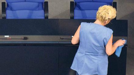 Leerer Stuhl. Derzeit sucht Kanzlerin Merkel nach einem Regierungspartner. Eigentlich favorisiert die CDU Branchenmindestlöhne, wie sie etwa für Reinigungsunternehmen gelten. Doch die SPD macht da nicht mit.