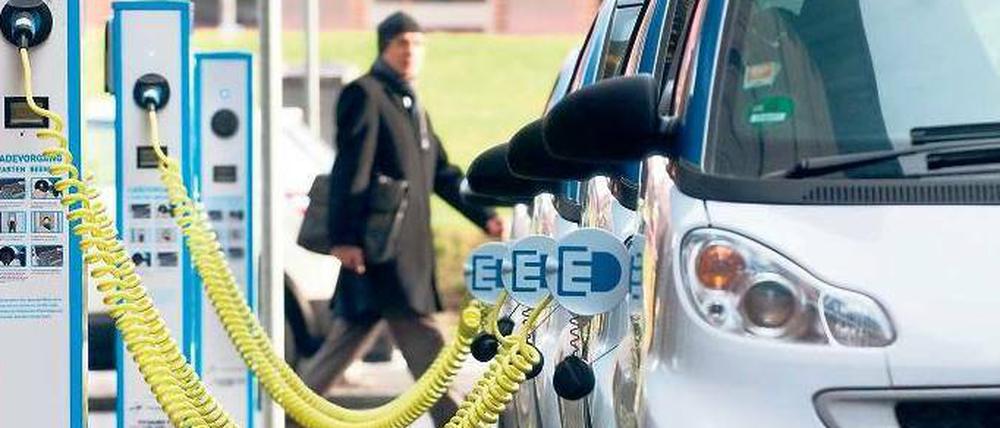 Unter Strom. E-Autos bekommen in der CO2-Bilanz ein größeres Gewicht – das erleichtert den Verkauf großer Limousinen.