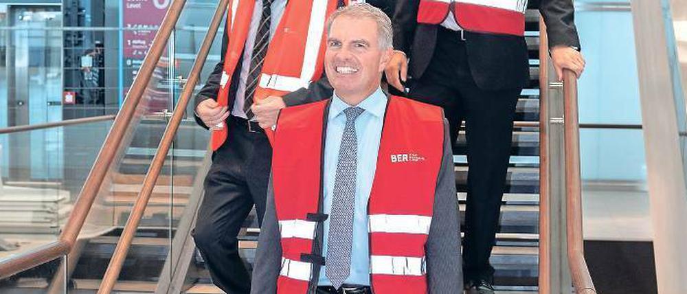 Was gibt’s da zu lachen? Zumindest Lufthansa-Chef Carsten Spohr scheint der Spaziergang seines Vorstandes über den Flughafen BER etwas Spaß gemacht zu haben.