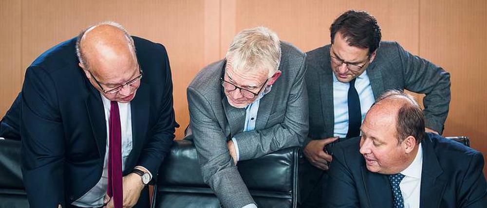 Lektüre des Klimapakets: Wirtschaftsminister Altmaier (v.l.), Jochen Flasbarth, Andreas Feicht, Staatssekretär im Wirtschaftsministerium und Kanzleramtschef Helge Braun. 