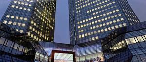 Die Deutsche Bank hat ihre frisch renovierte Konzernzentrale in Frankfurt an einen von ihrer Fondstochter DWS aufgelegten geschlossenen Immobilienfonds verkauft.