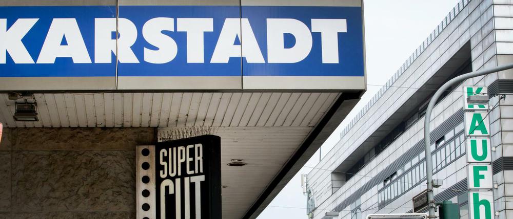 Die Warenhausketten Kaufhof und Karstadt stehen aufgrund des wachsenden Online-Handels unter Druck.