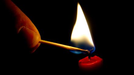 Für einen Stromausfall sollten immer Kerzen parat liegen. (Symbolbild)