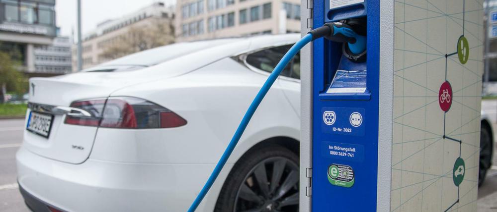 Ein Elektroauto des Typs Tesla S lädt an einer Stromtankstelle in Stuttgart.