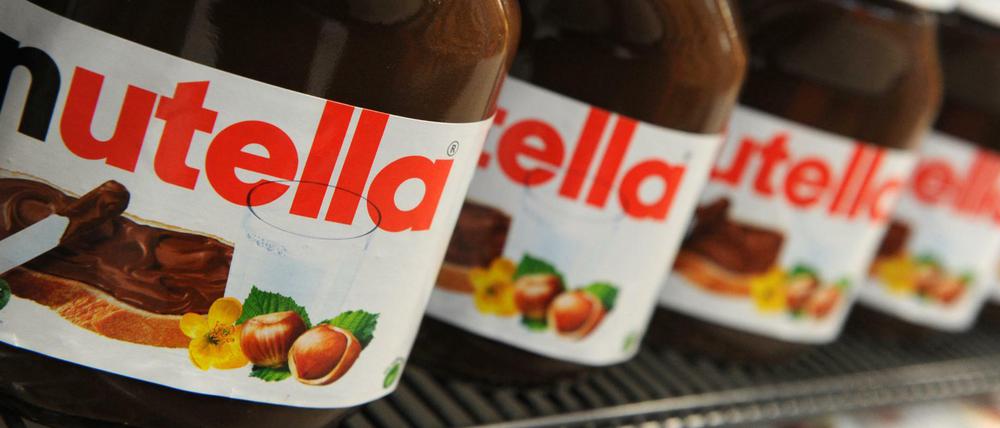 Die "alte" Nutella: Wer Glück hat, findet noch ein Glas im Supermarktregal. Man erkennt sie zum Beispiel am Magermilchpulver-Prozentwert in der Zutatenliste: Bisher waren es 7,5 Prozent Milchpulver, jetzt sind es 8,7 Prozent.